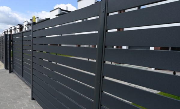 Pagar besi dengan garis-garis geometris minimalis